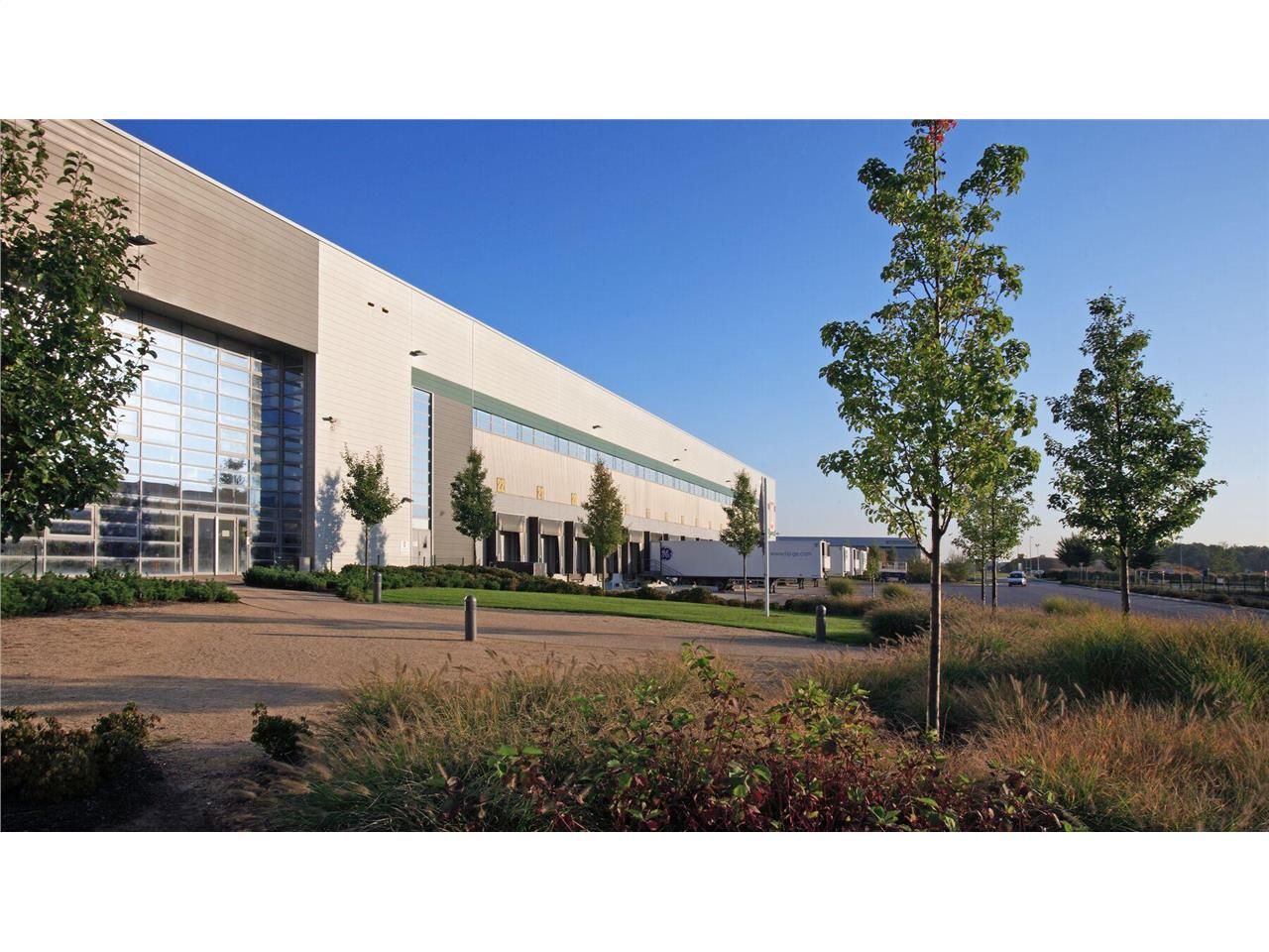 Location entrepôts 42467 m² non divisibles