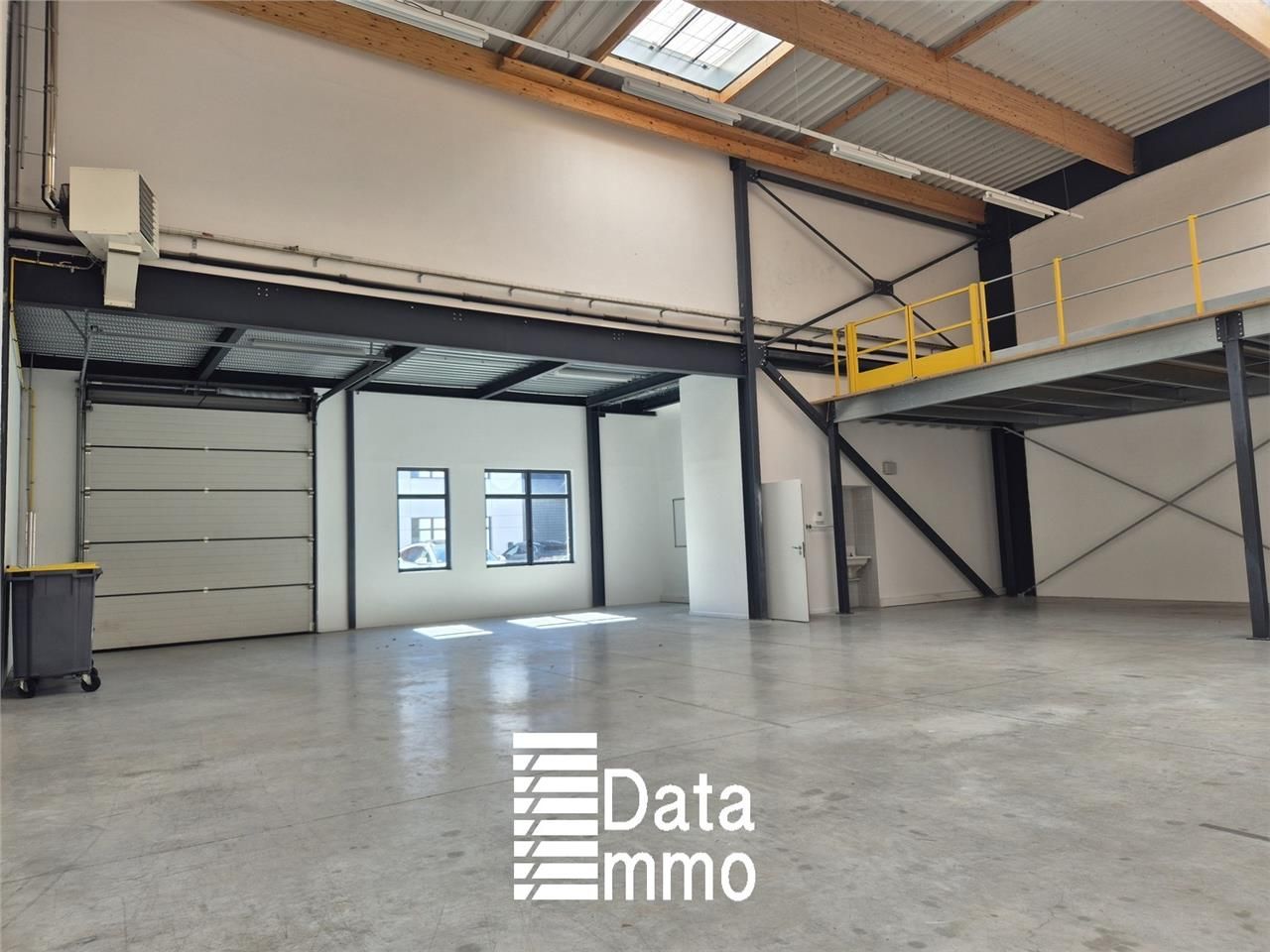 Location entrepôts 997 m² non divisibles