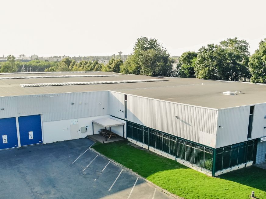 Location entrepôts 4400 m² non divisibles