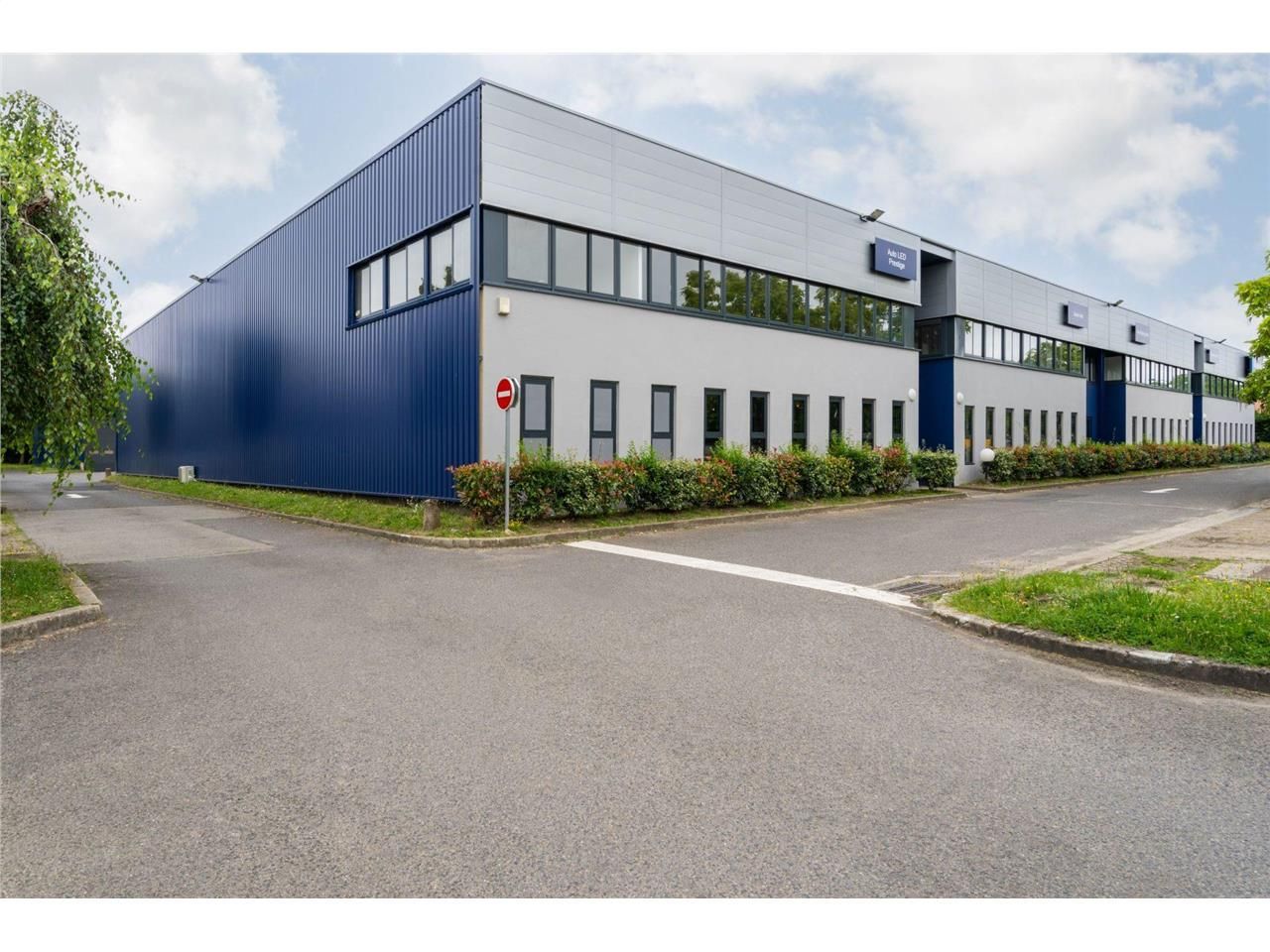 Location entrepôts 1465 m² non divisibles