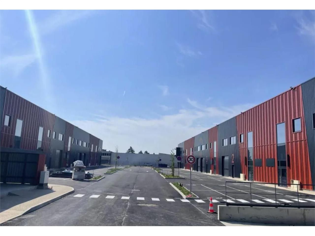 Location entrepôts 630 m² non divisibles