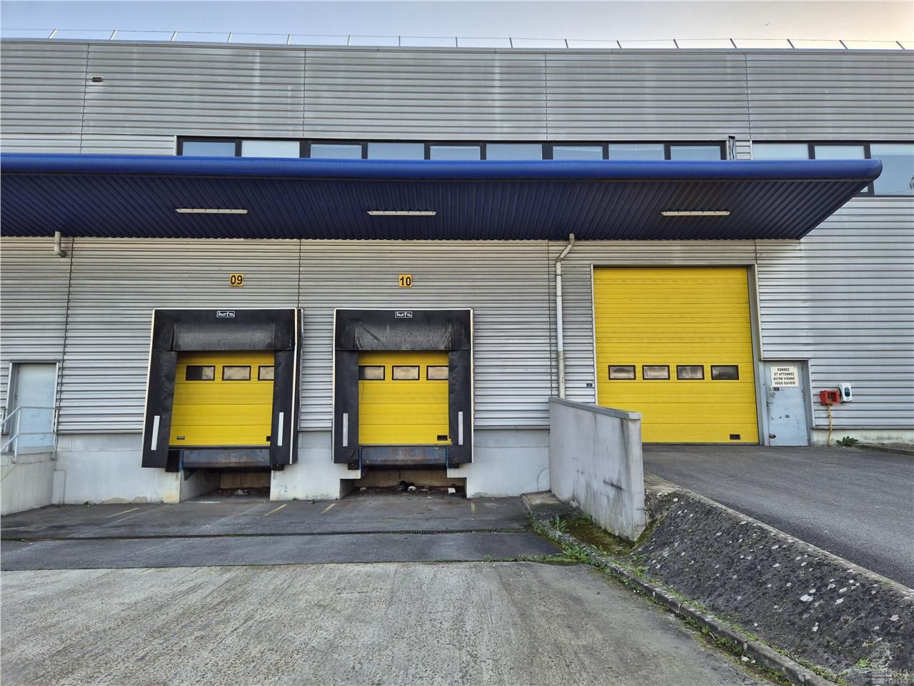Location entrepôts 1835 m² non divisibles