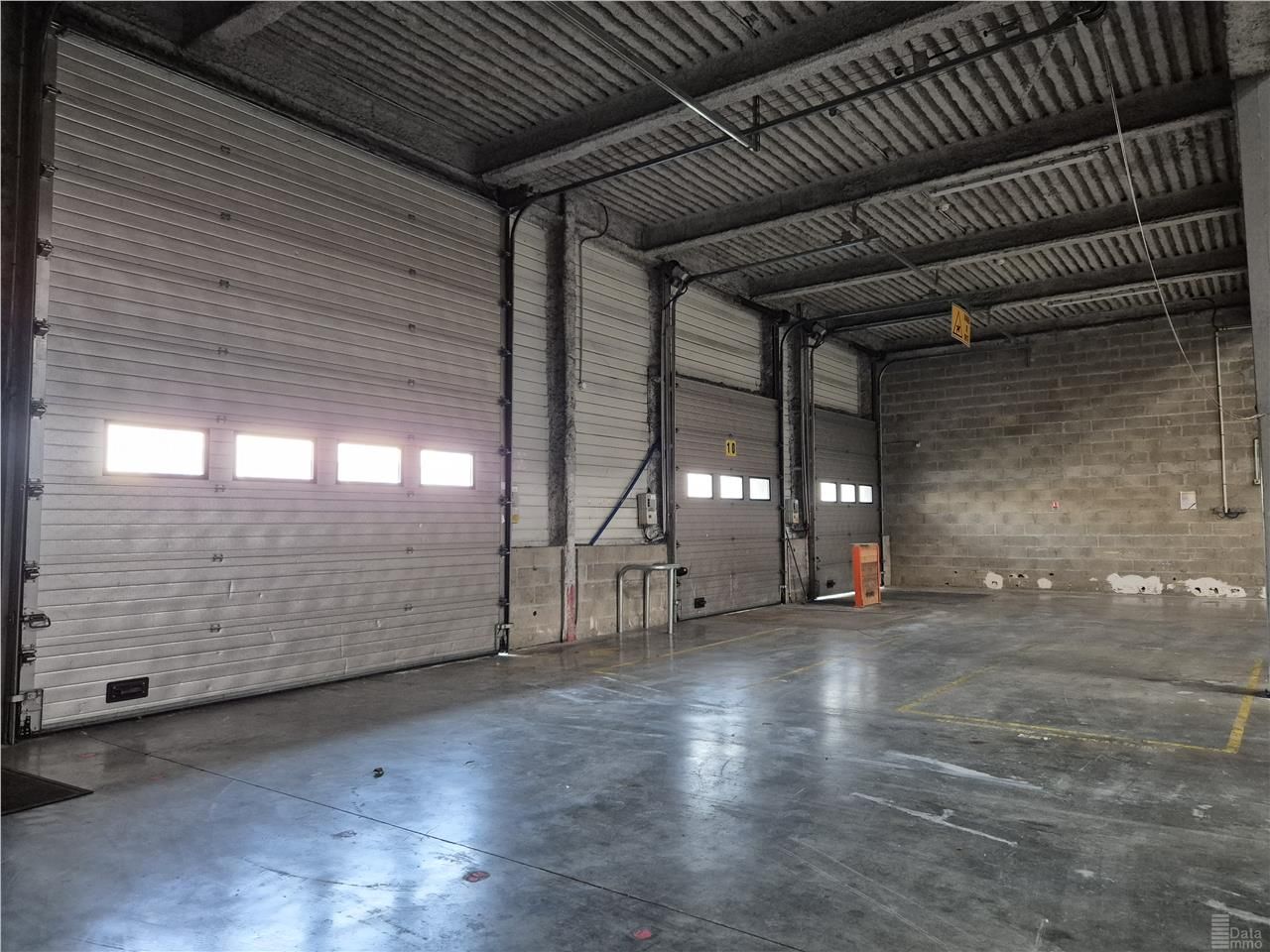 Location entrepôts 1835 m² non divisibles
