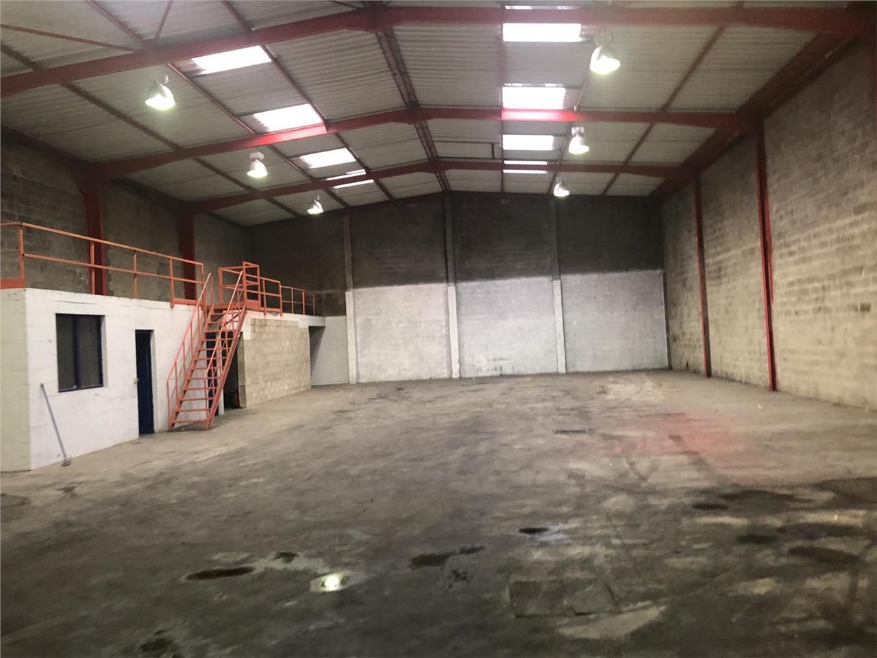 Location entrepôts 1420 m² non divisibles