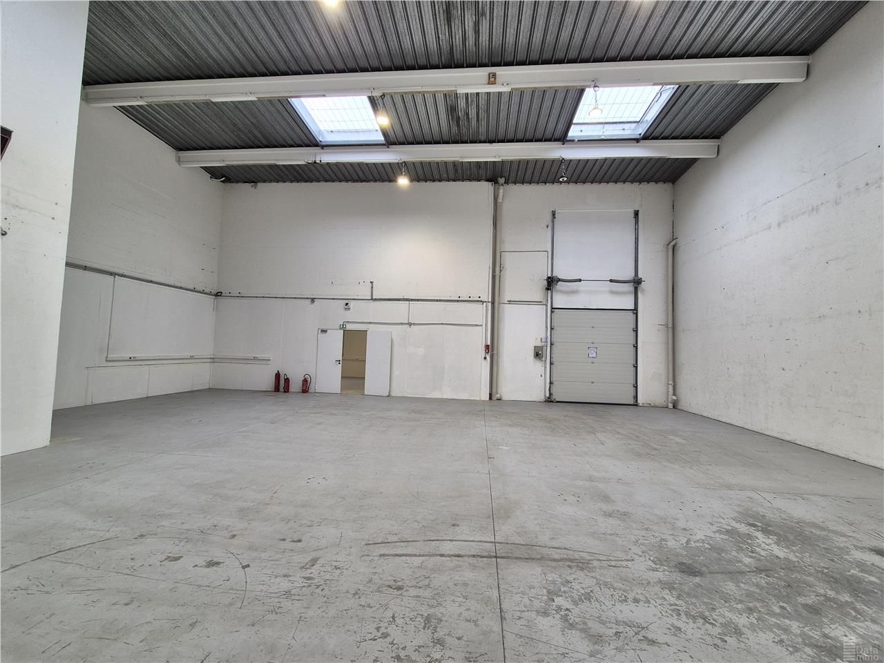 Location entrepôts 518 m² non divisibles