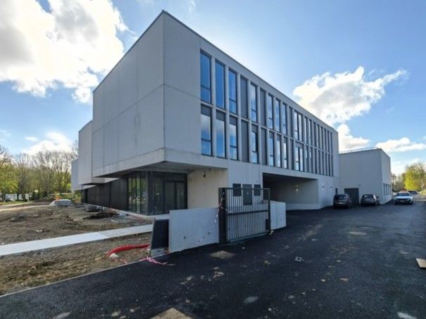 Location entrepôts 1281 m² non divisibles