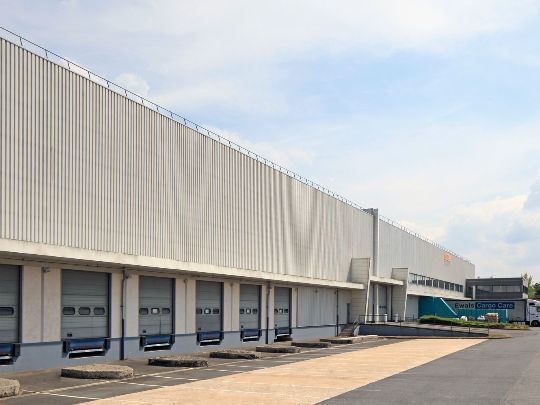 Location entrepôts 4984 m² non divisibles