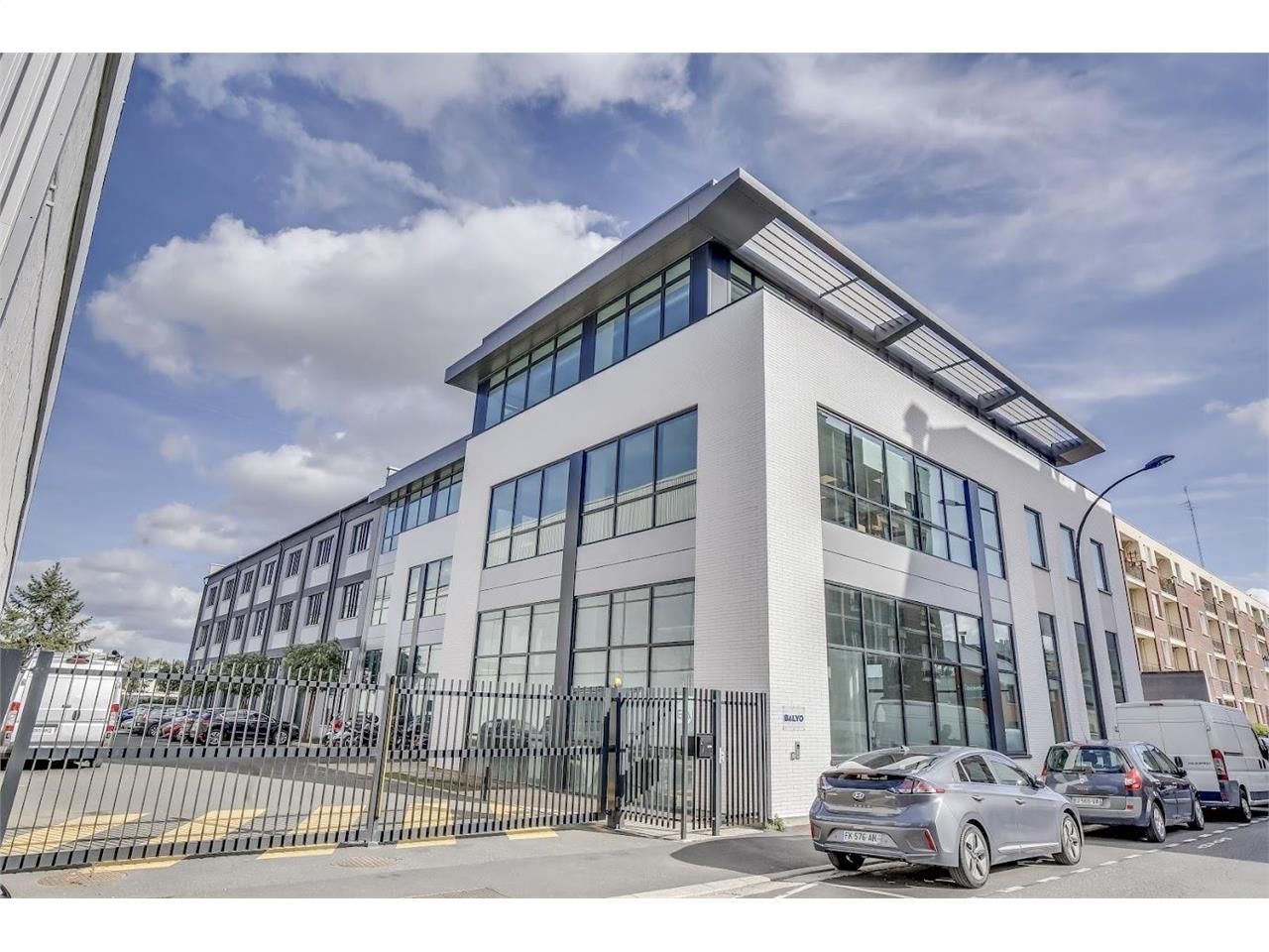 Location entrepôts 3292 m² non divisibles