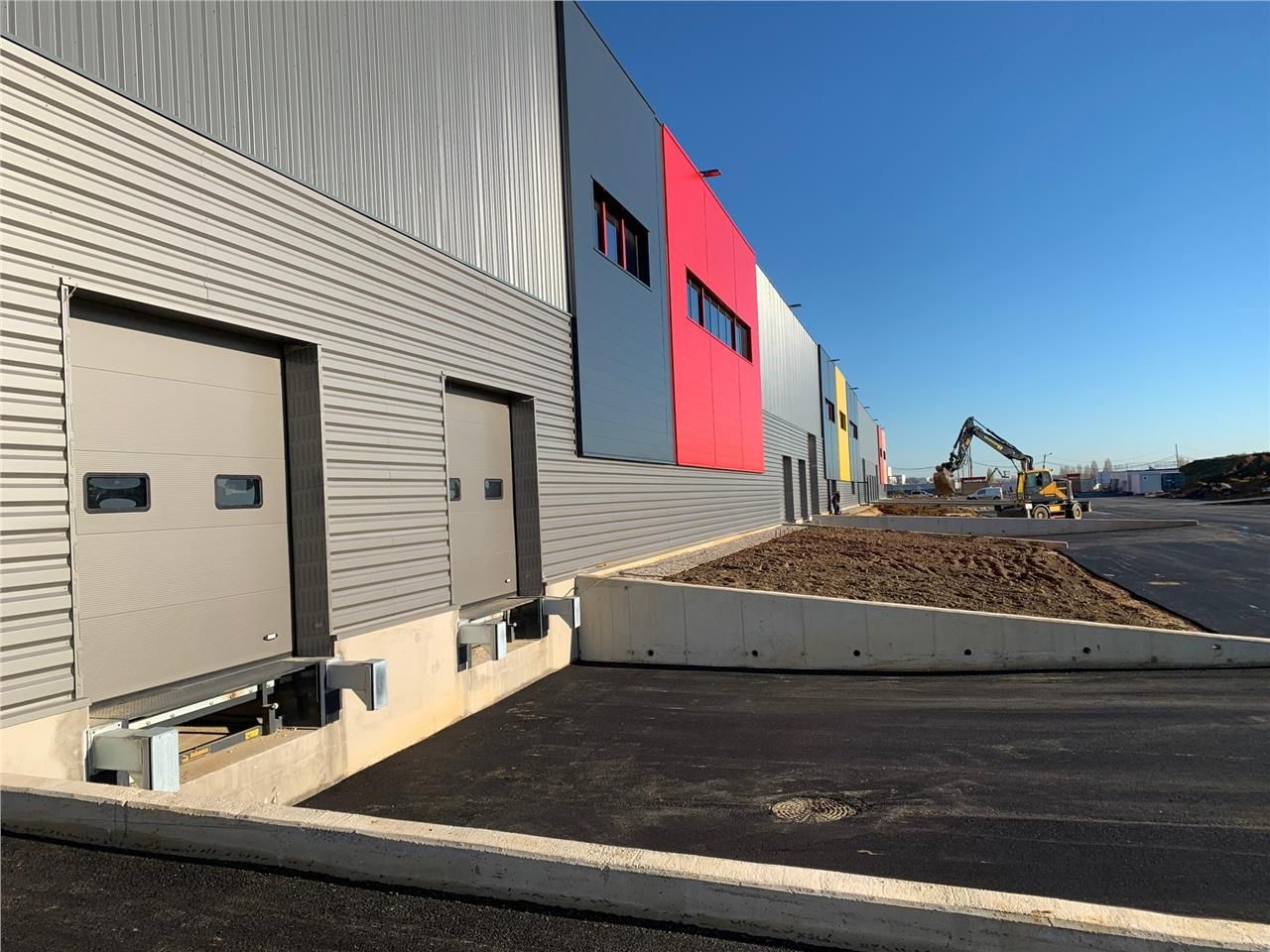 Location entrepôts 6974 m² non divisibles