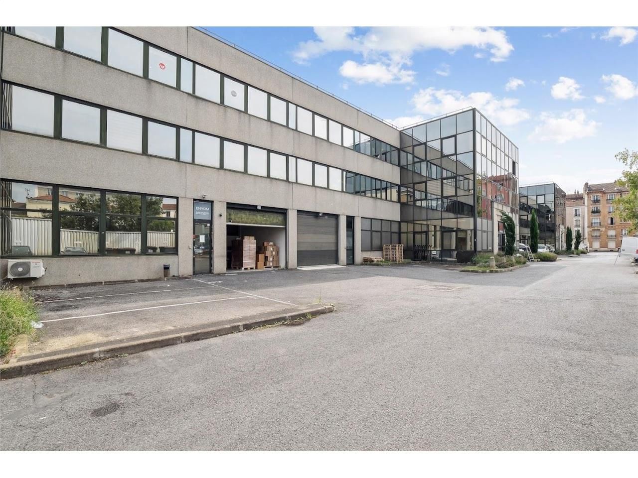 Location entrepôts 2205 m² non divisibles