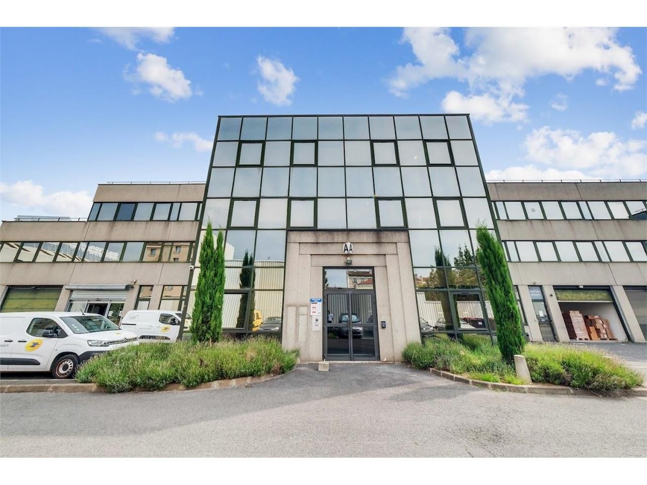 Location entrepôts 2205 m² non divisibles