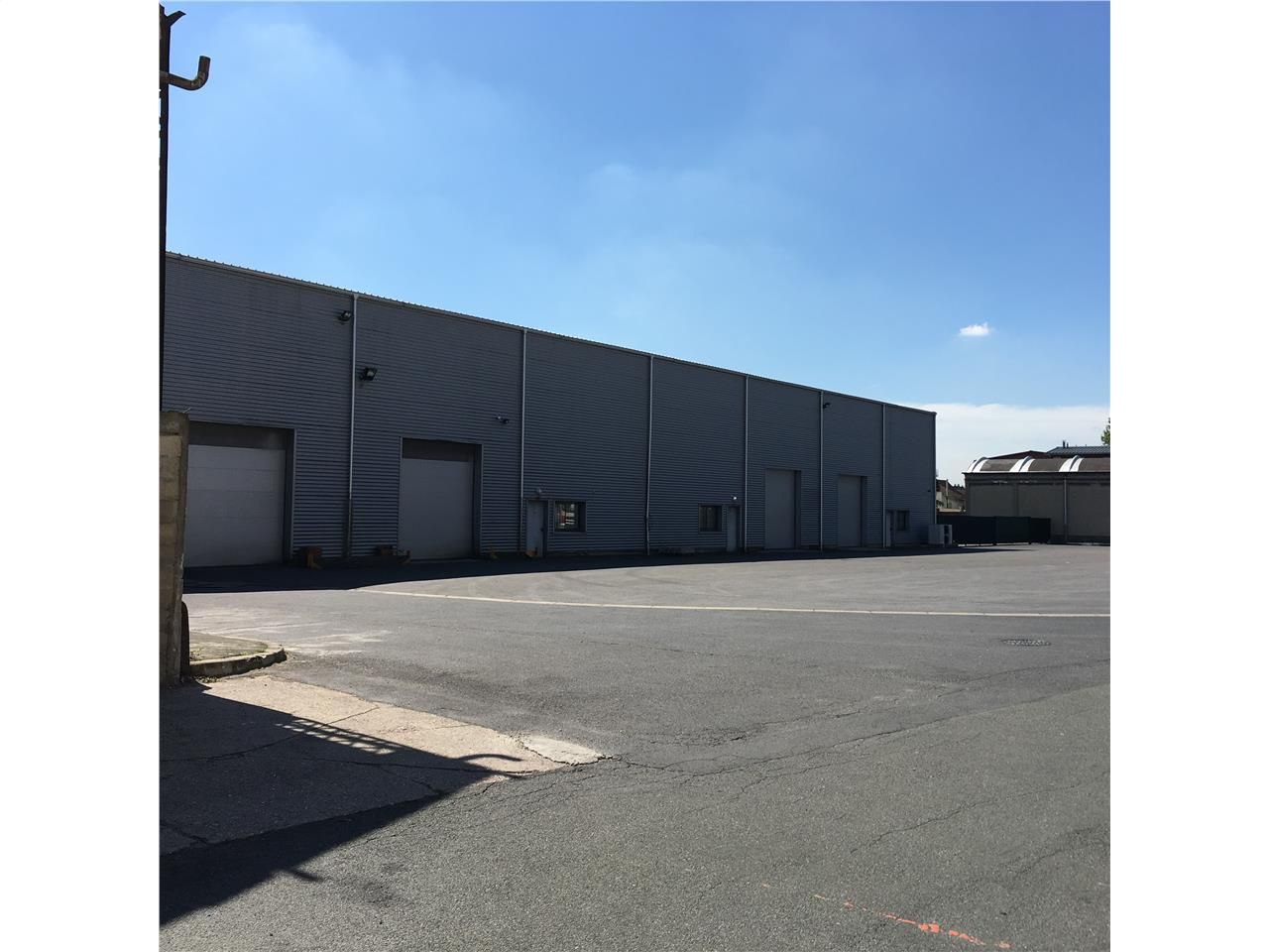 Location entrepôts 4905 m² non divisibles
