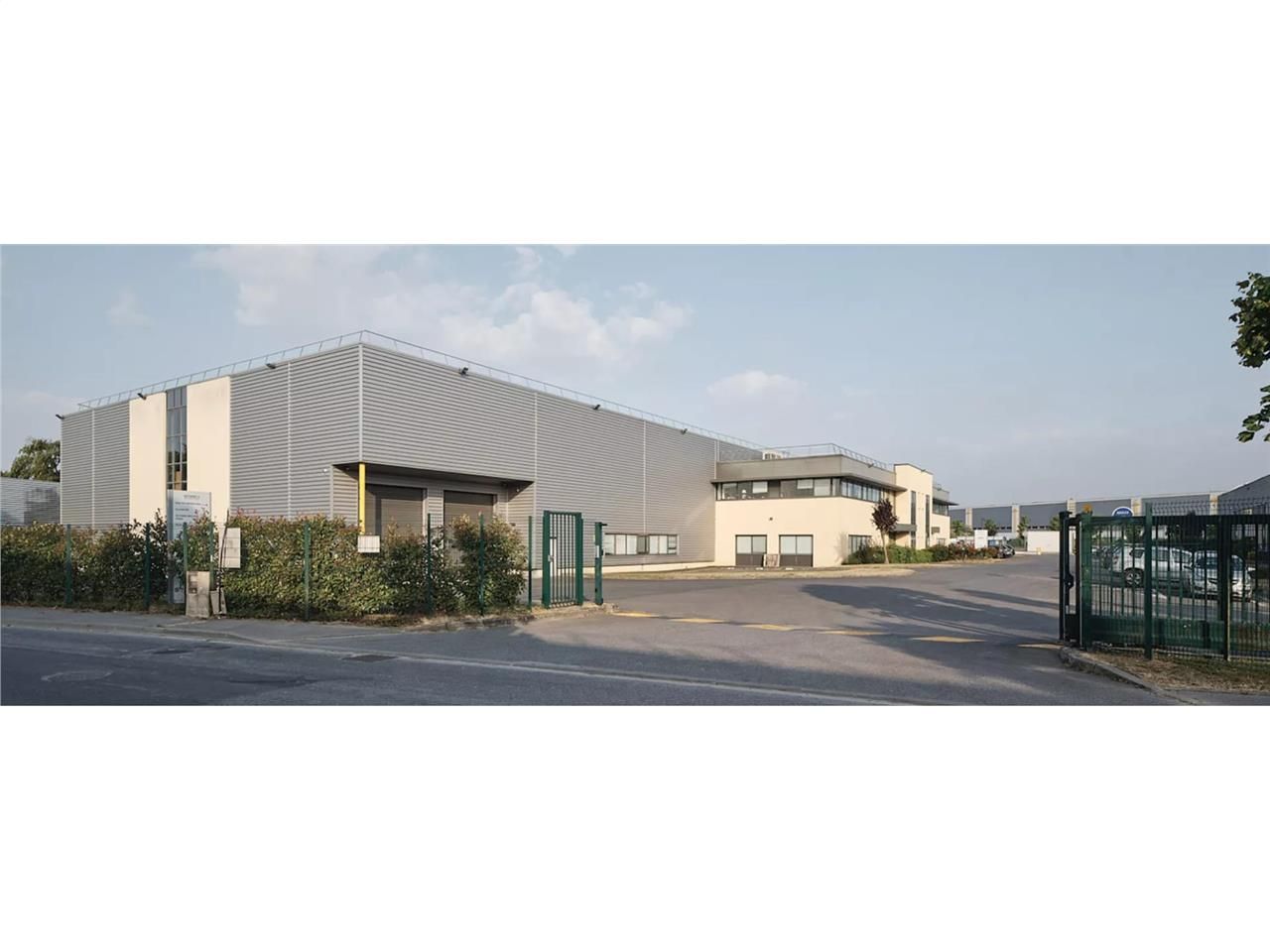 Location entrepôts 2500 m² non divisibles