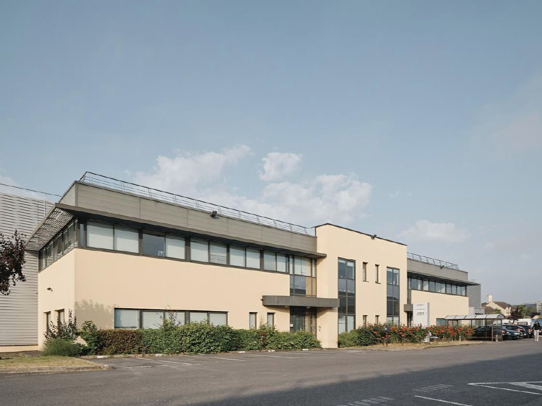 Location entrepôts 2500 m² non divisibles