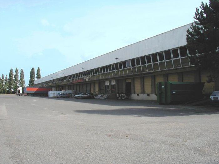 Location entrepôts 2725 m² non divisibles