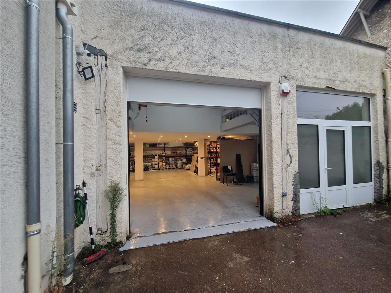 Location entrepôts 300 m² non divisibles