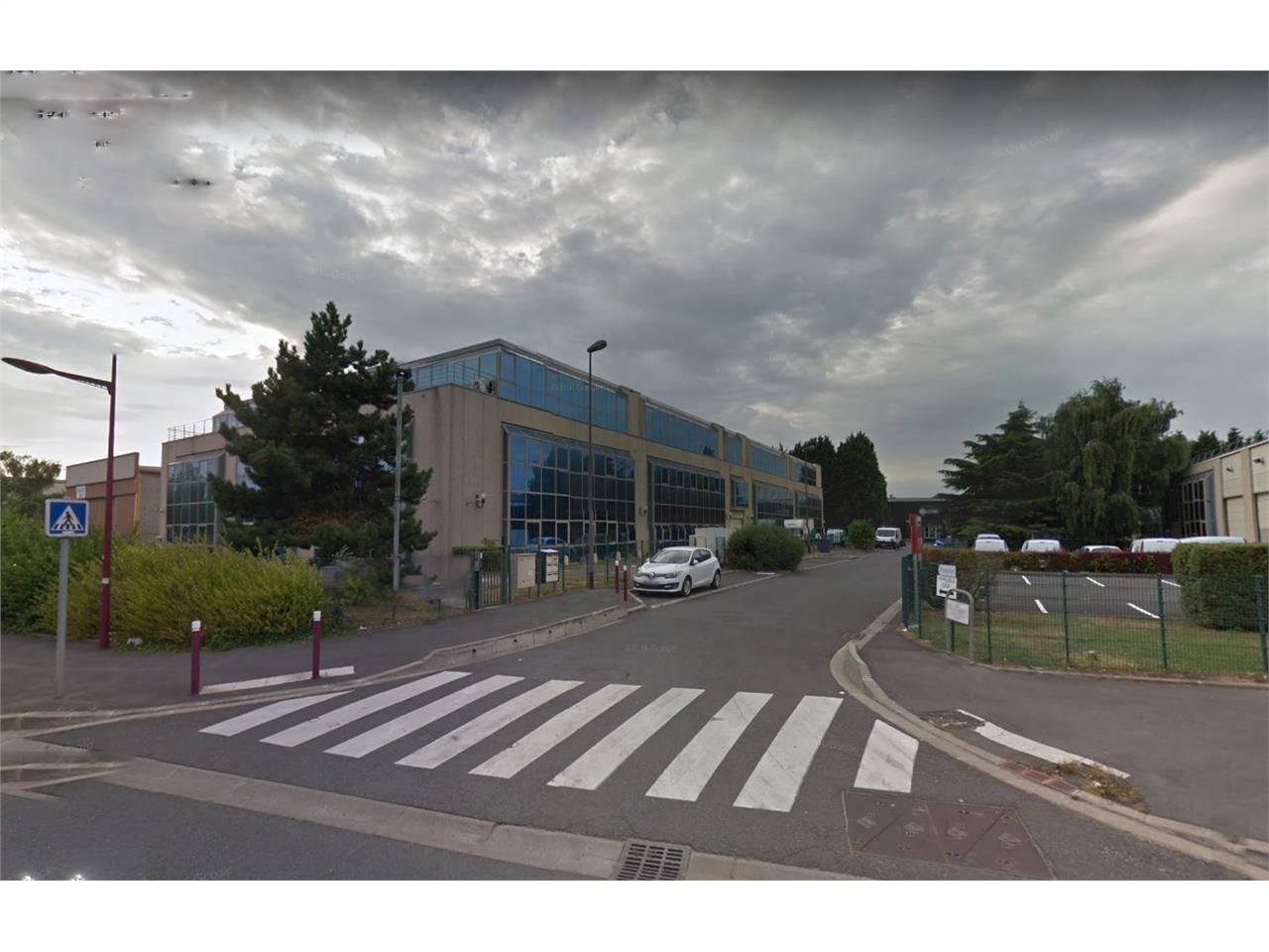 Location entrepôts 819 m² non divisibles