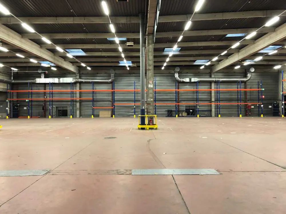 Location entrepôts 10078 m² non divisibles