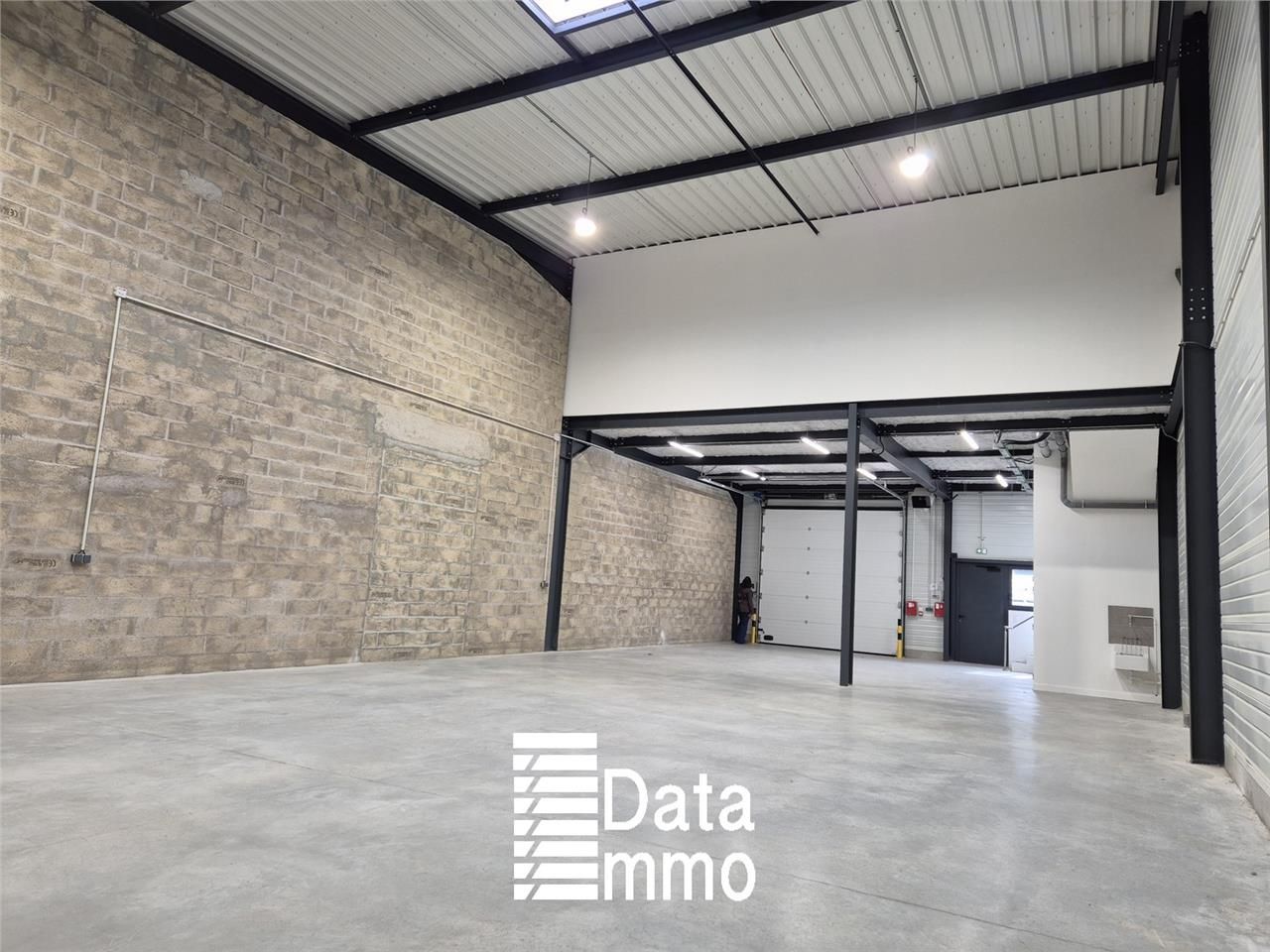 Location entrepôts 1560 m² non divisibles