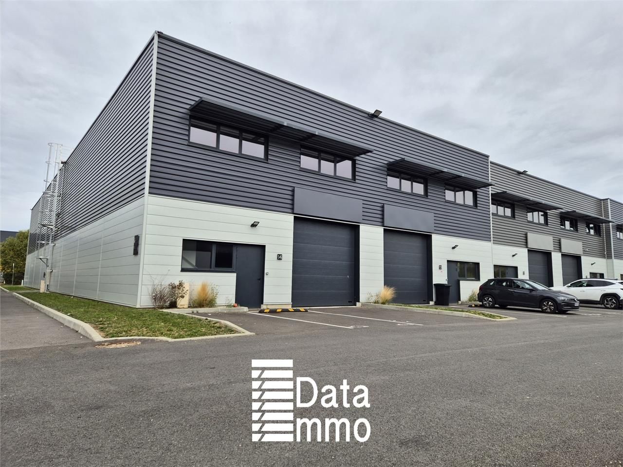 Location entrepôts 1560 m² non divisibles