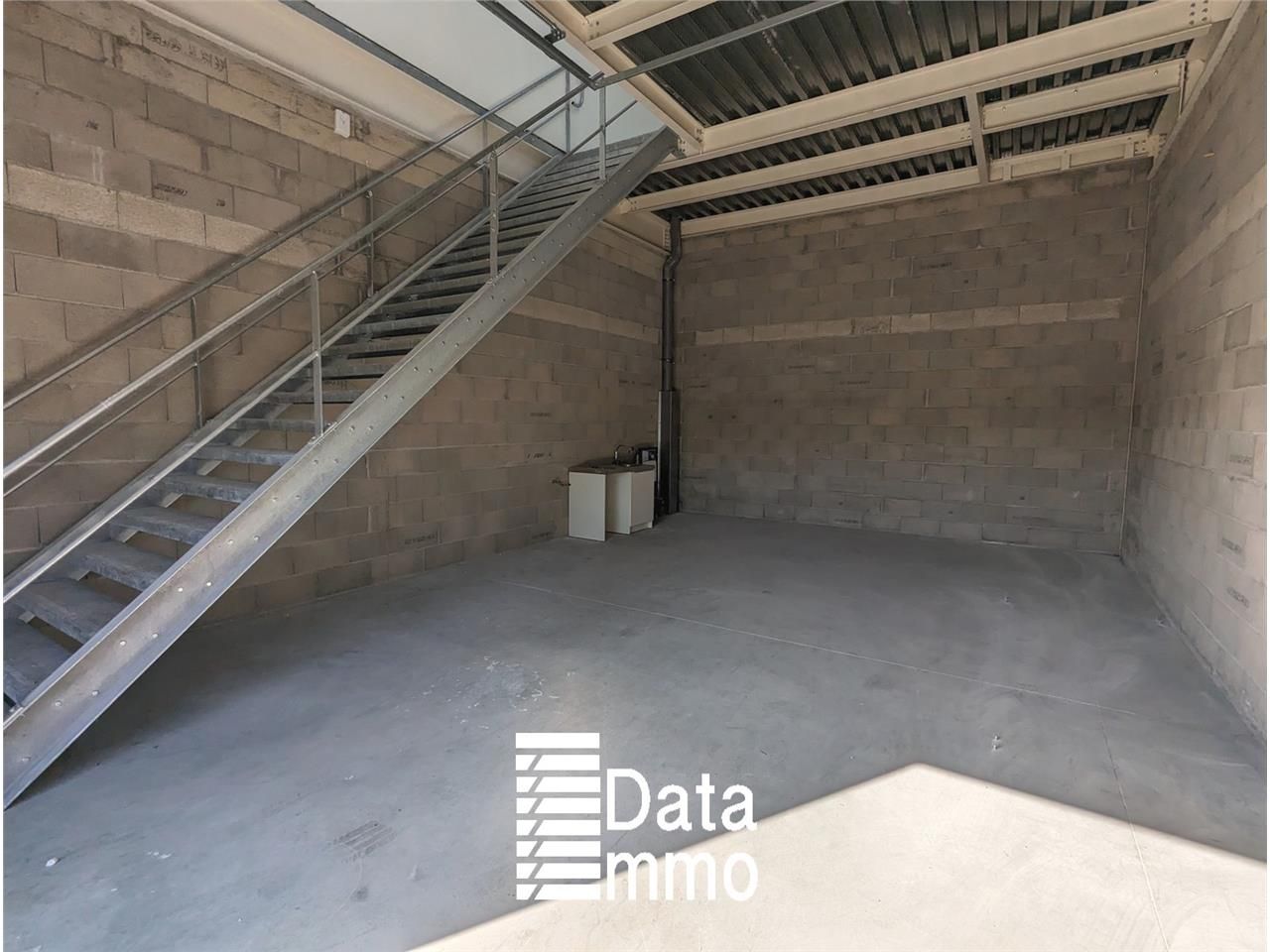 Location entrepôts 3202 m² non divisibles
