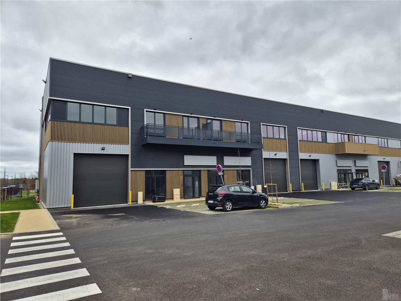Location entrepôts 375 m² non divisibles
