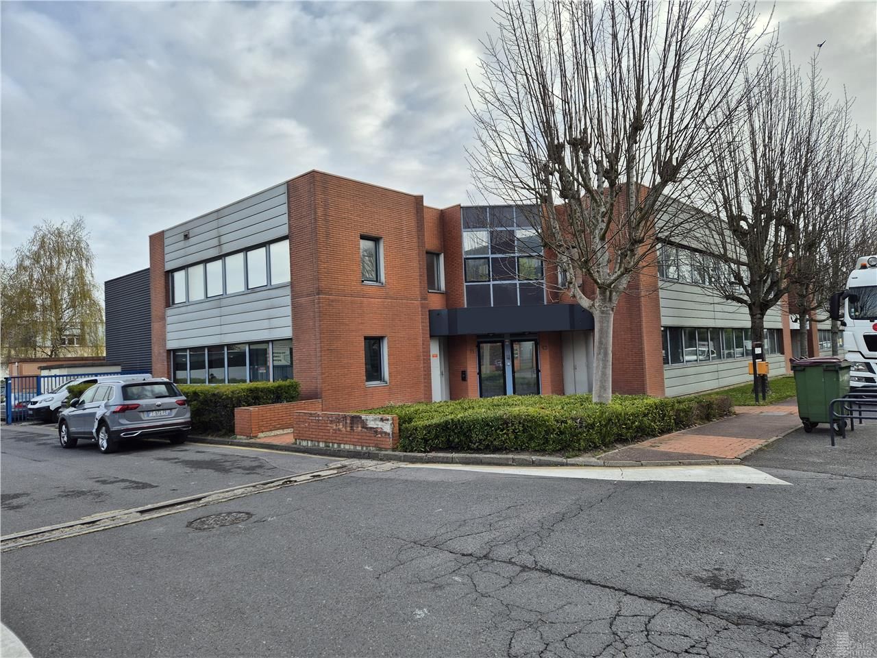 Location entrepôts 1063 m² non divisibles