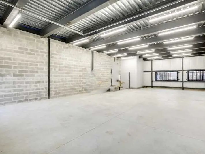 Location entrepôts 300 m² non divisibles