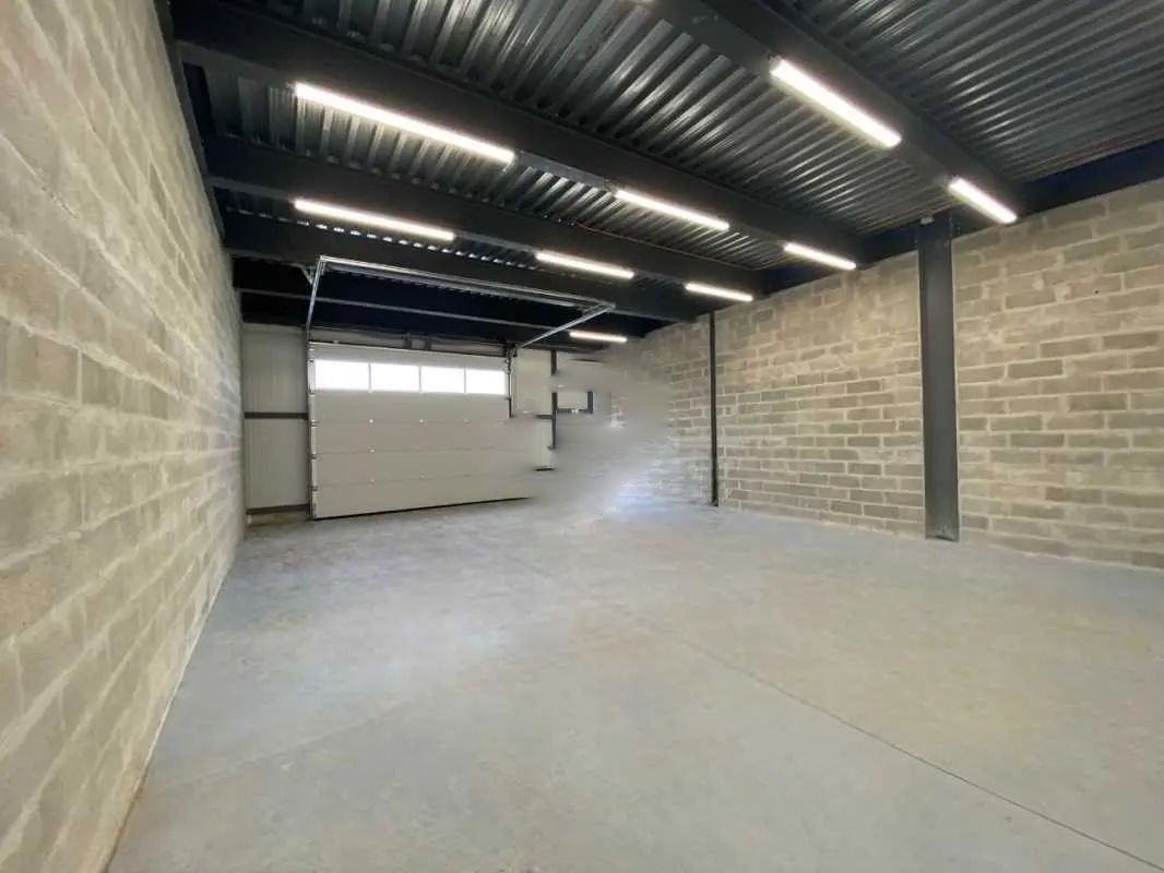 Location entrepôts 300 m² non divisibles