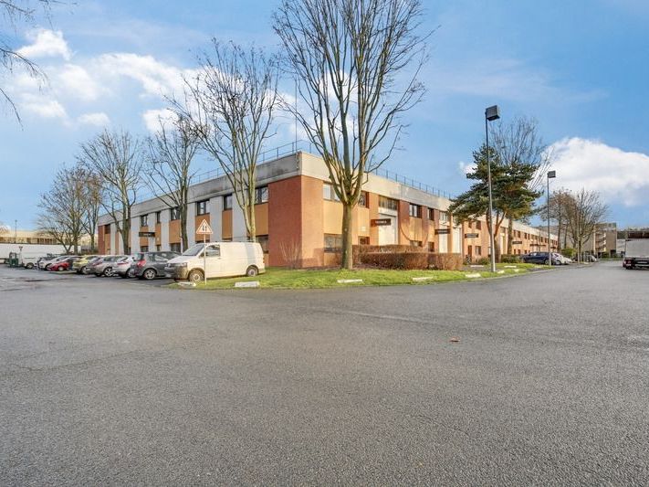 Location entrepôts 684 m² non divisibles