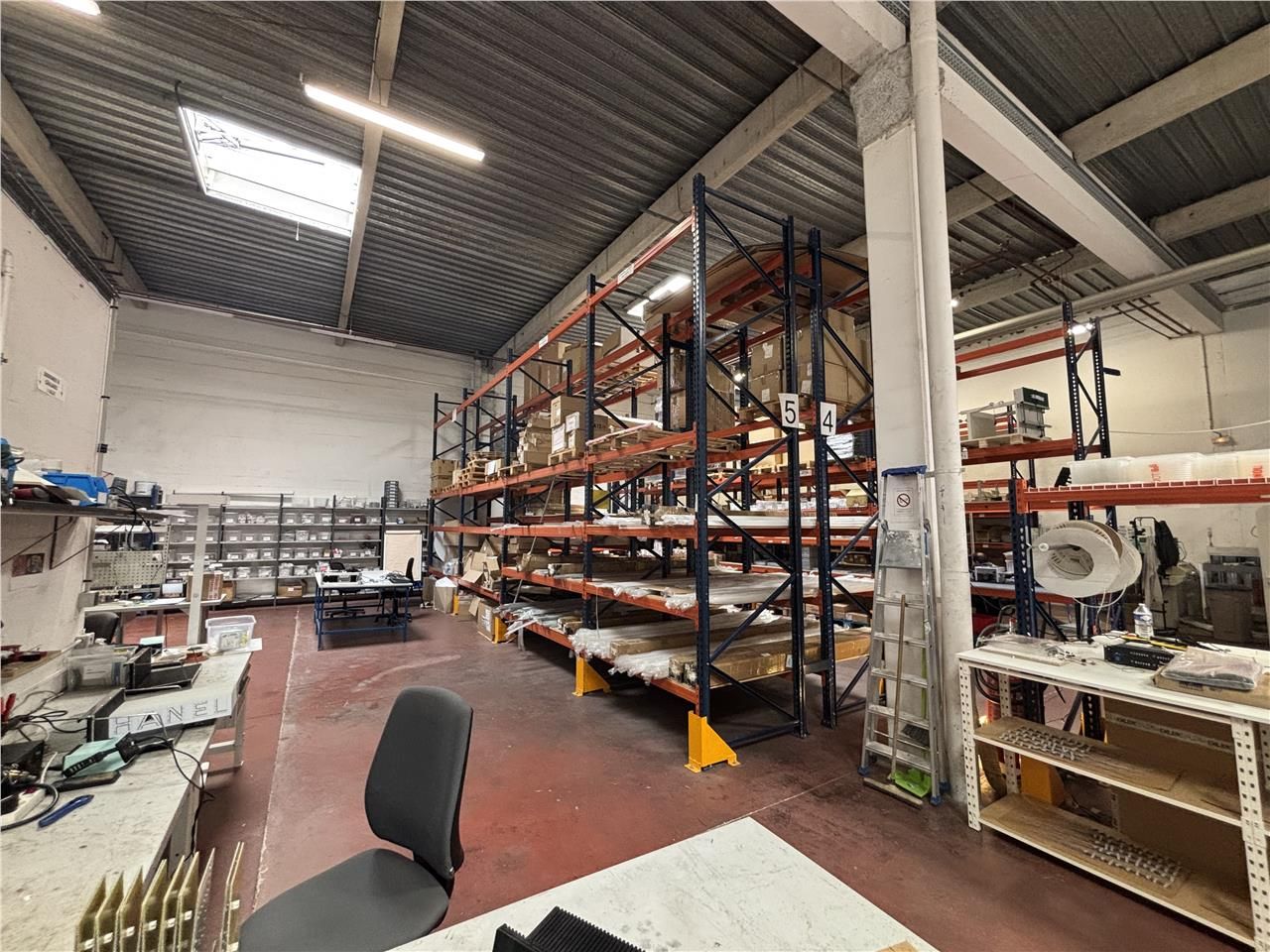 Location entrepôts 684 m² non divisibles