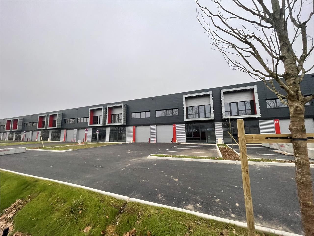 Location entrepôts 7560 m² non divisibles