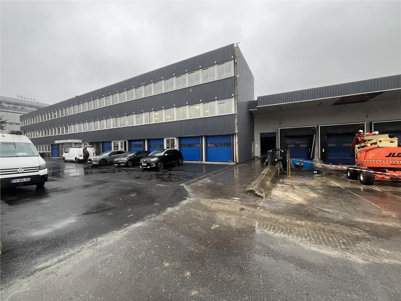 Location entrepôts 7985 m² non divisibles