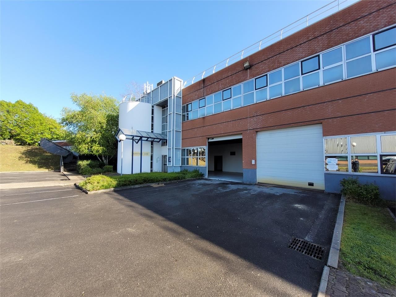 Location entrepôts 1299 m² non divisibles