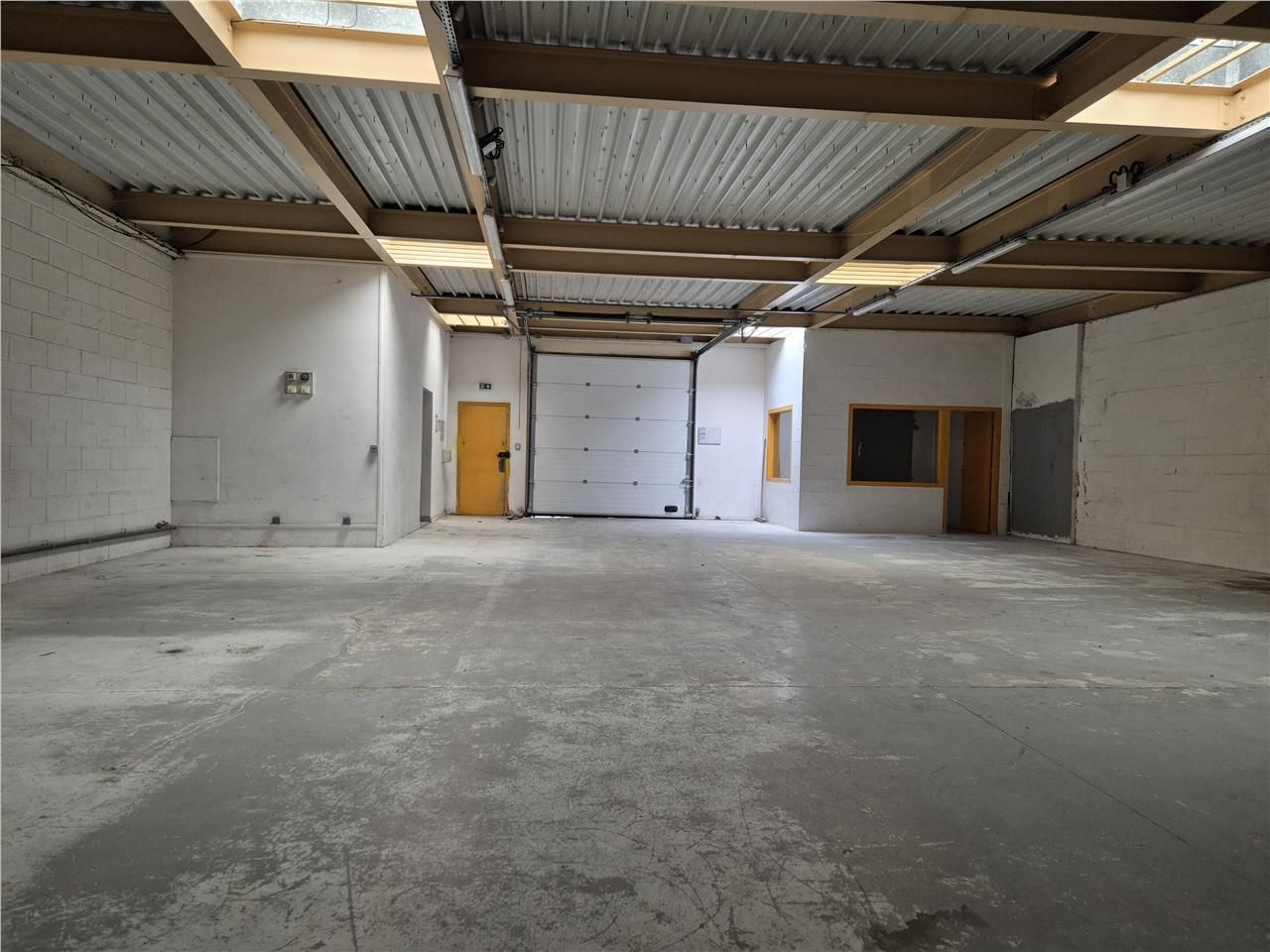 Location entrepôts 300 m² non divisibles