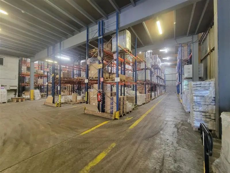 Location entrepôts 2245 m² non divisibles