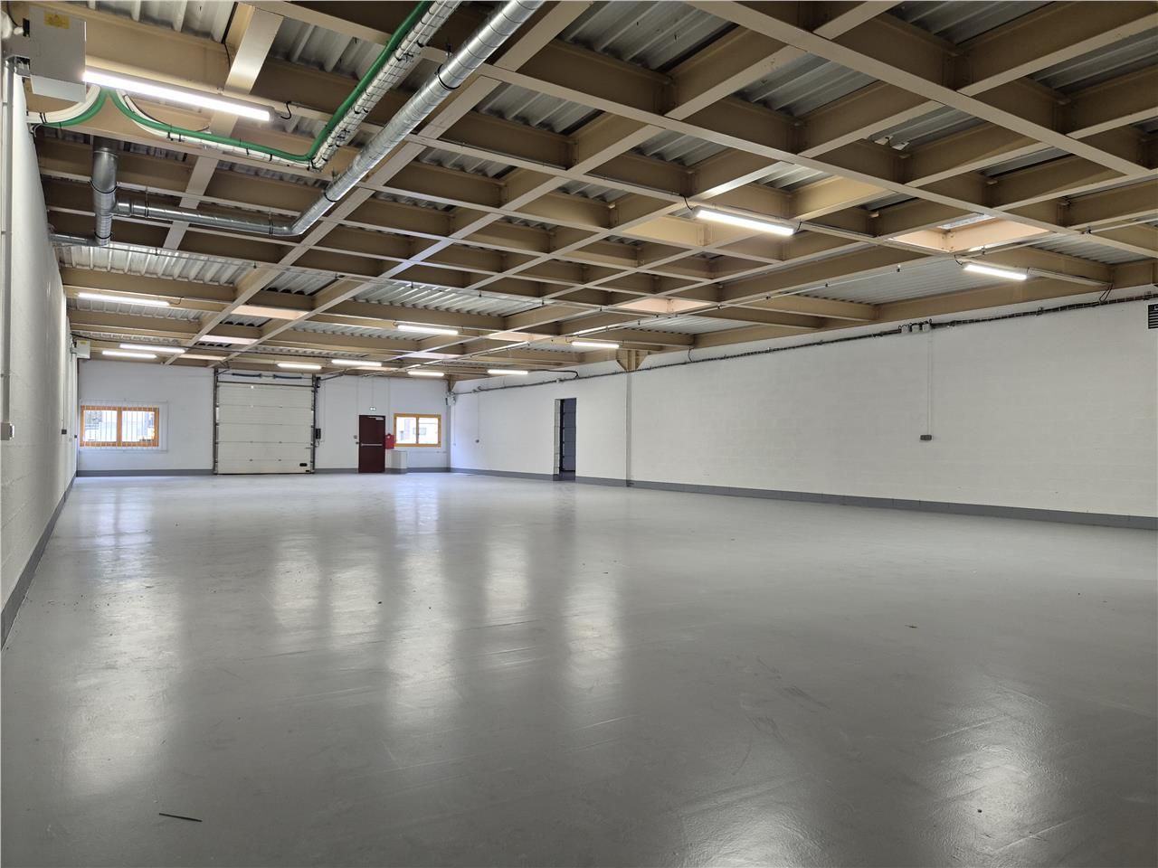 Location entrepôts 855 m² non divisibles
