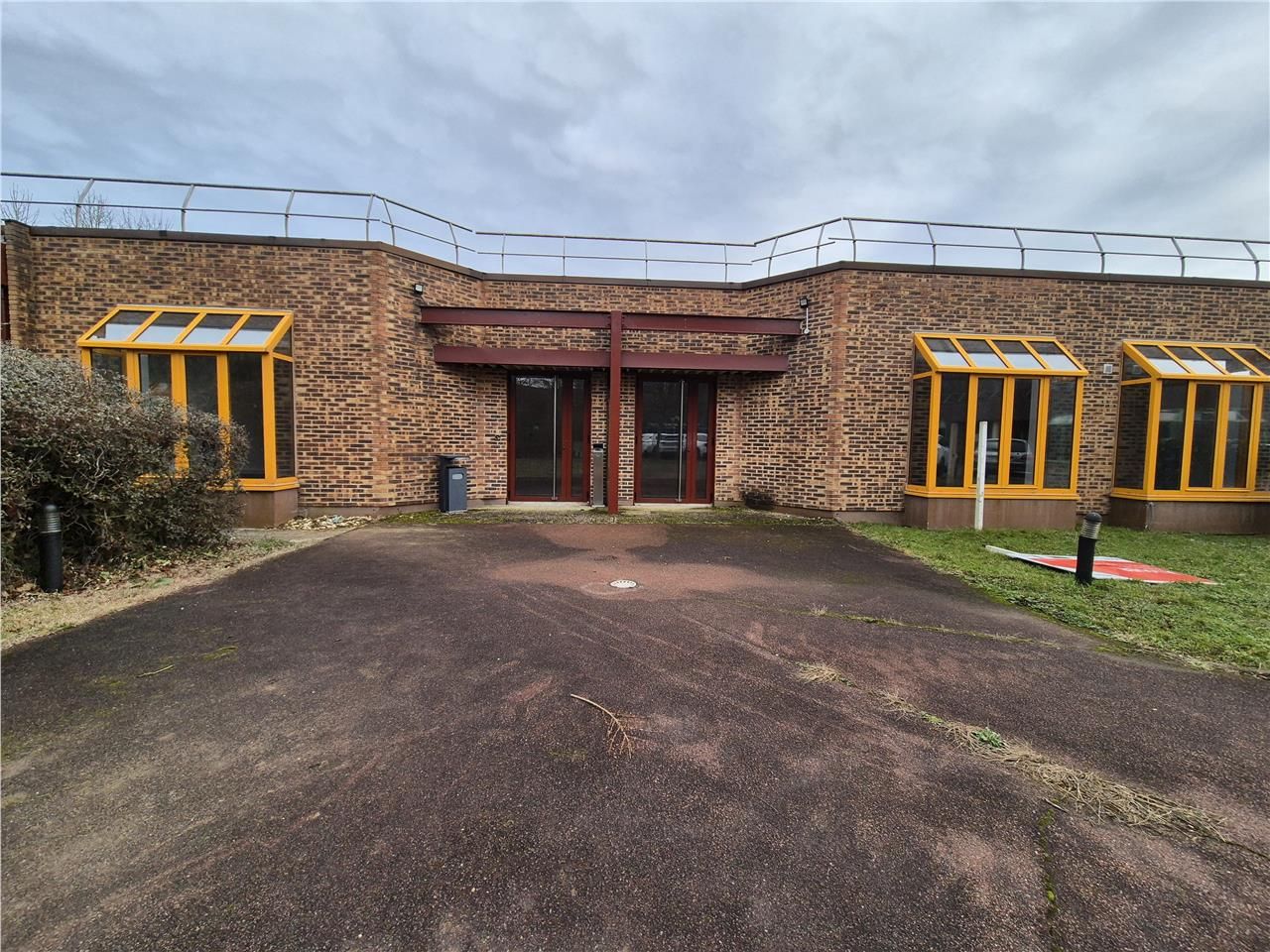 Location entrepôts 855 m² non divisibles