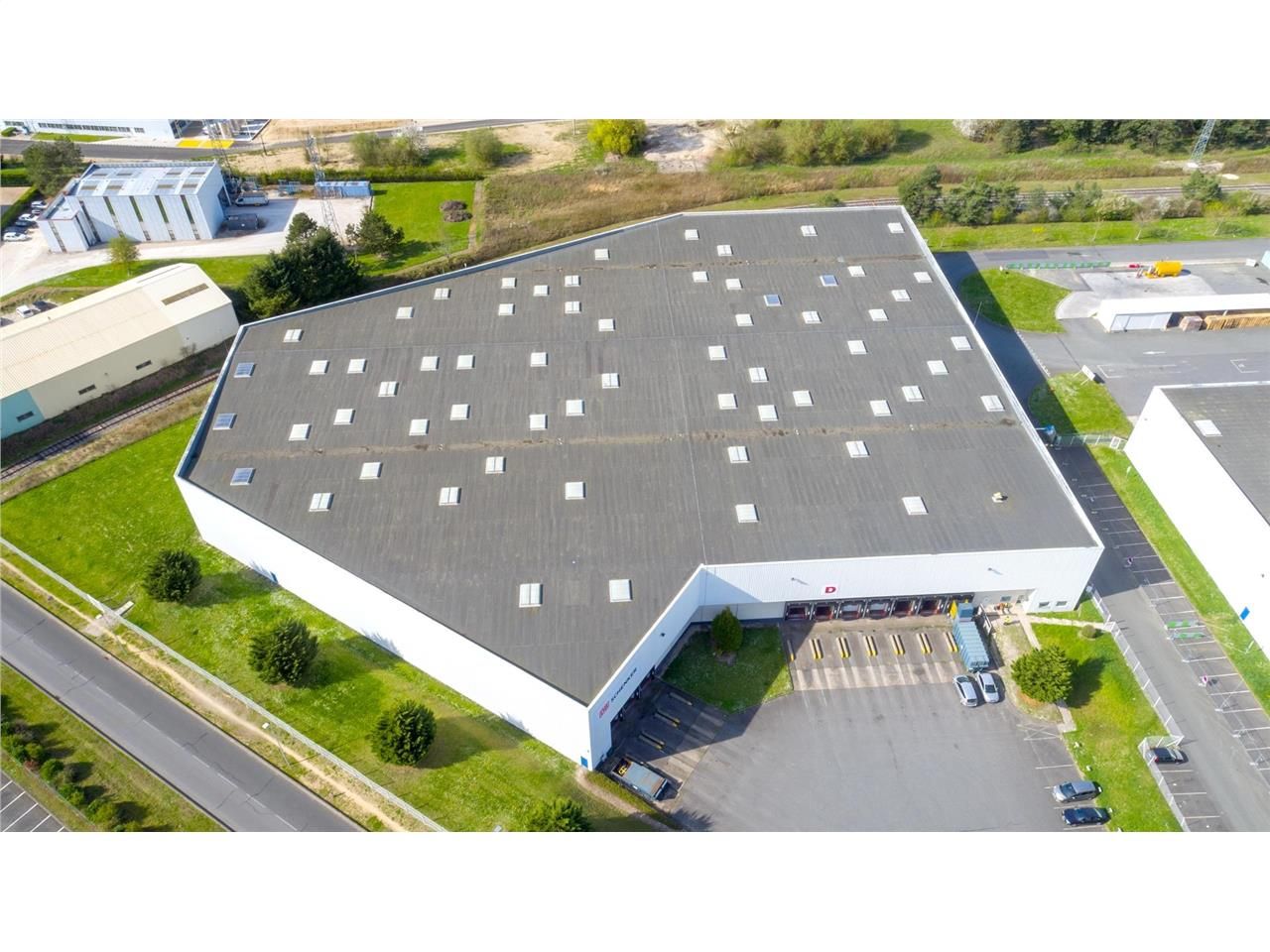Location entrepôts 9271 m² non divisibles