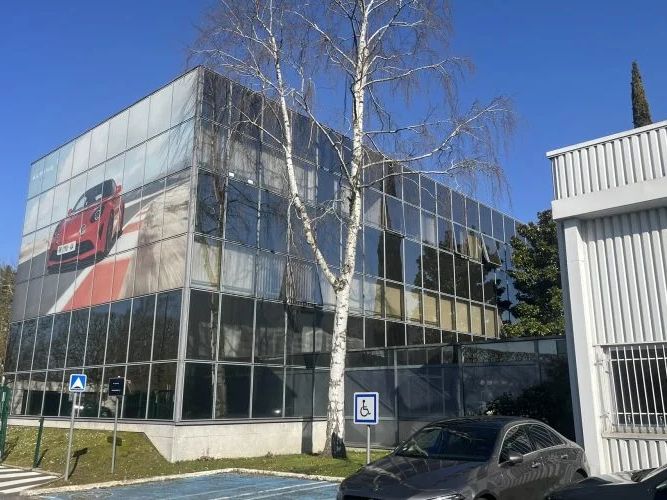 Location entrepôts 8456 m² non divisibles