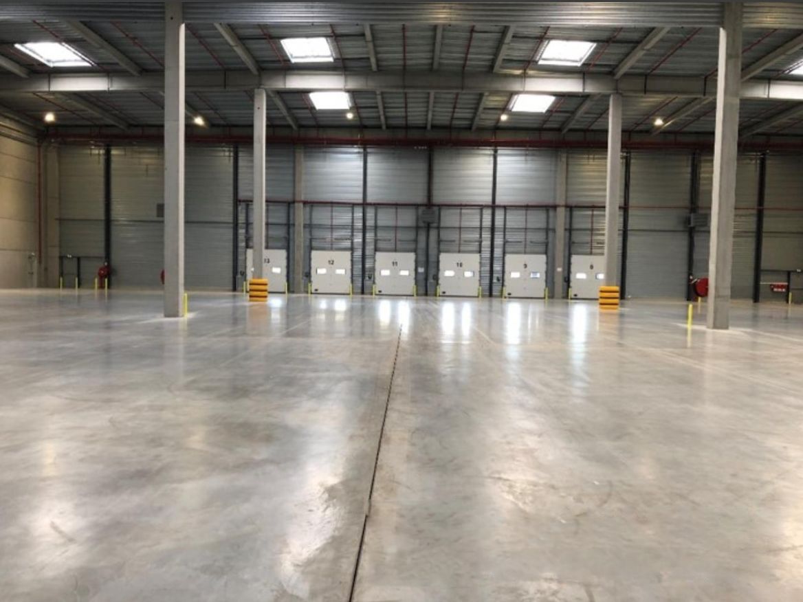 Location entrepôts 12130 m² non divisibles