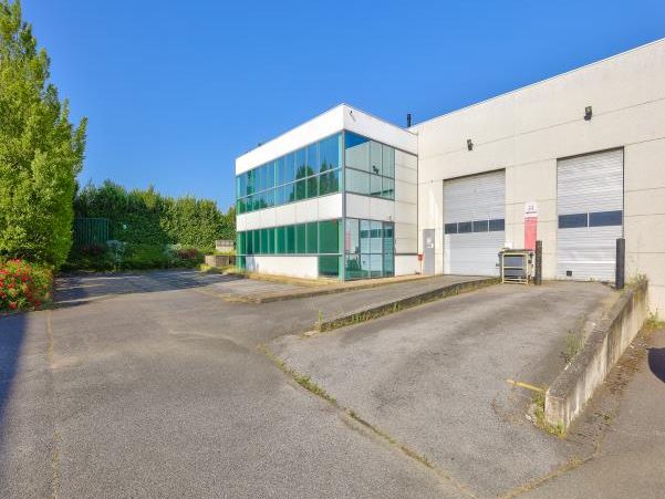 Location entrepôts 3979 m² non divisibles