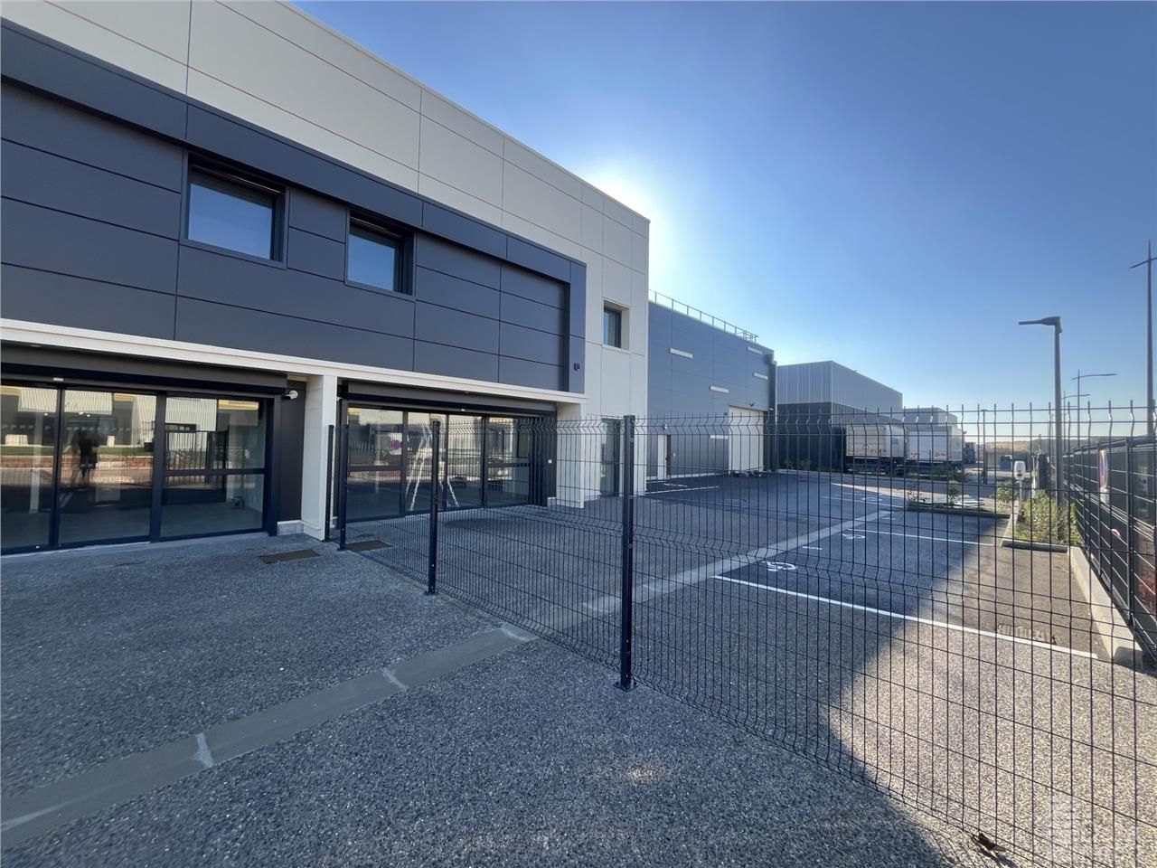 Location entrepôts 625 m² non divisibles