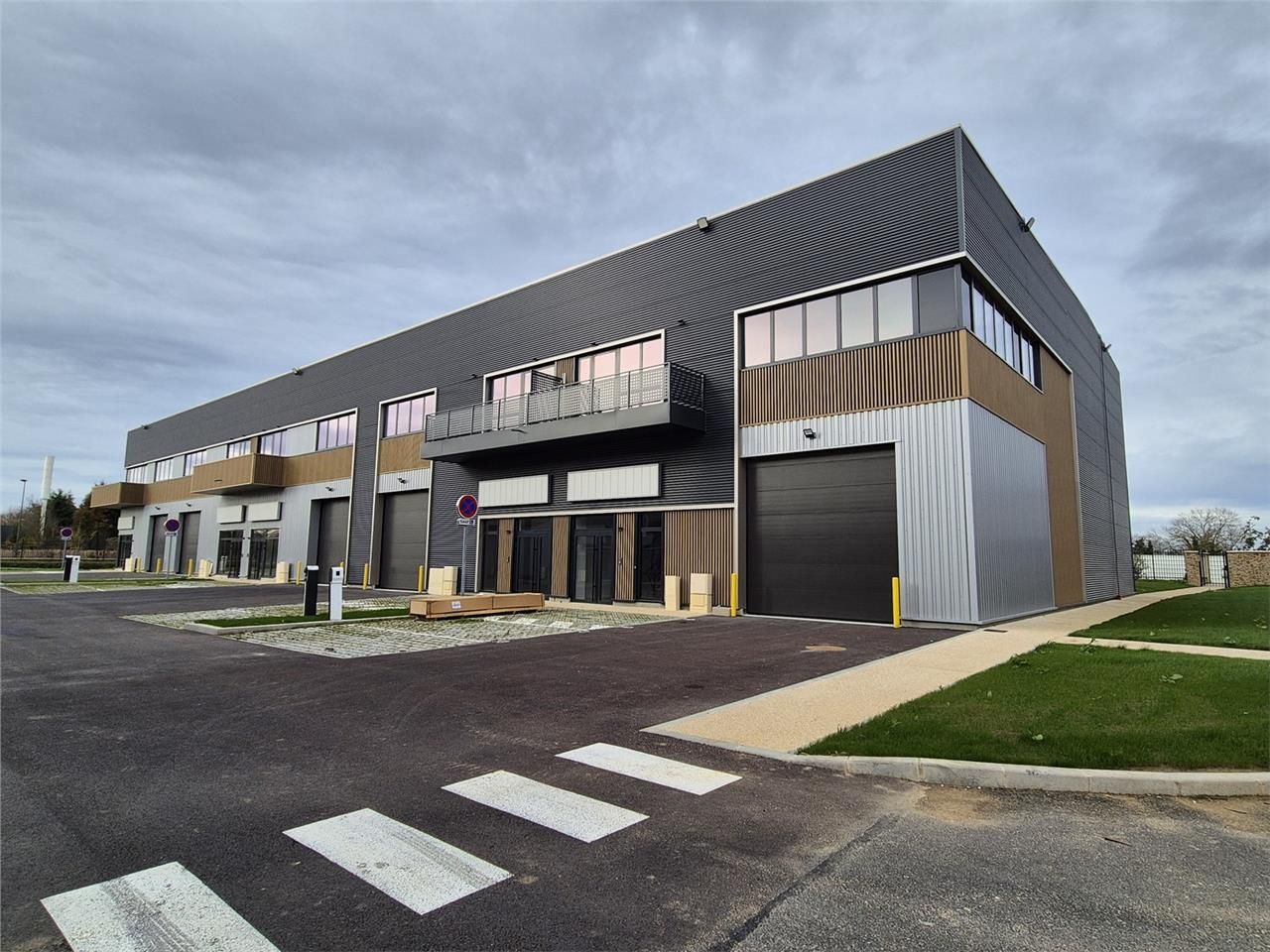 Location entrepôts 1986 m² non divisibles