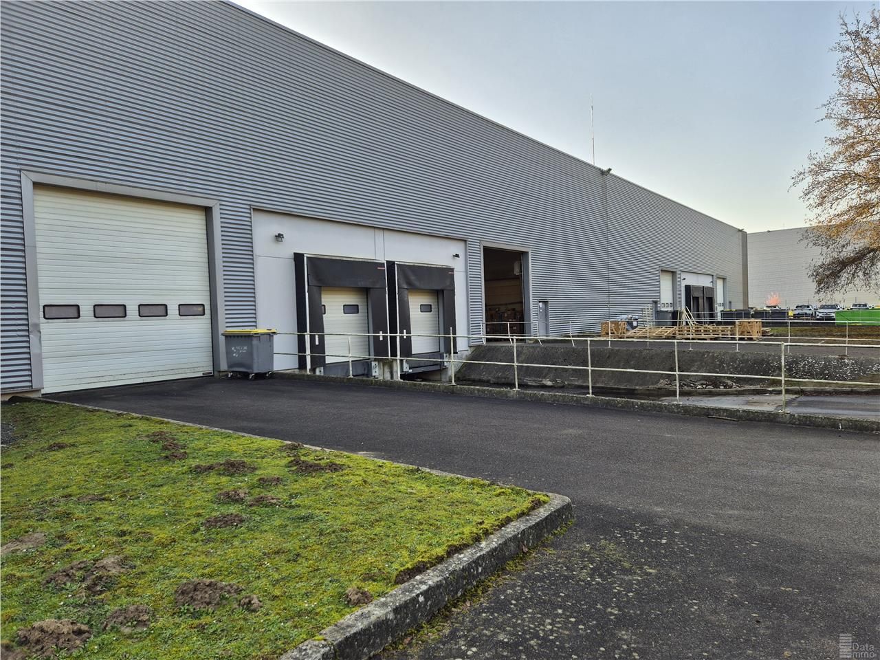 Location entrepôts 3138 m² non divisibles