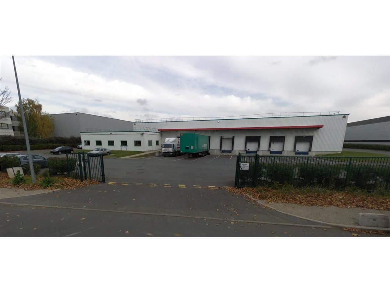 Location entrepôts 2800 m² non divisibles