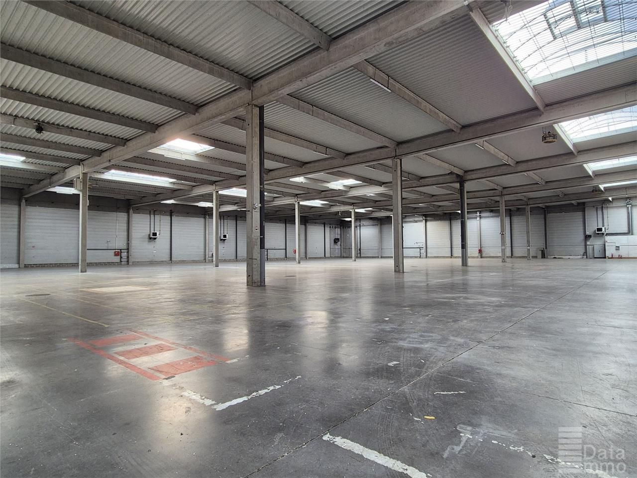 Location entrepôts 4370 m² non divisibles