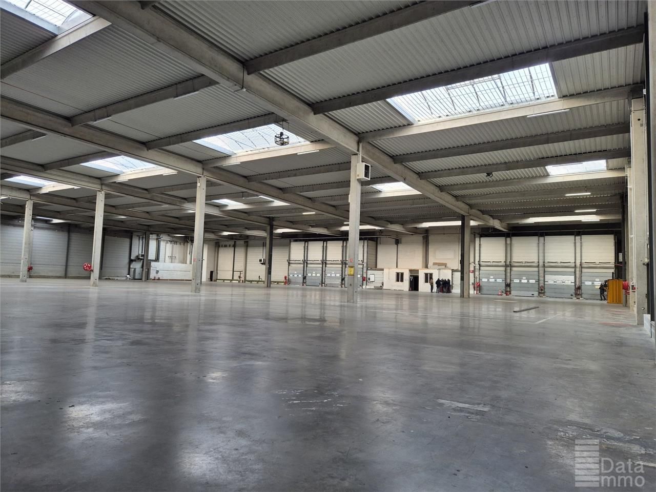 Location entrepôts 4370 m² non divisibles