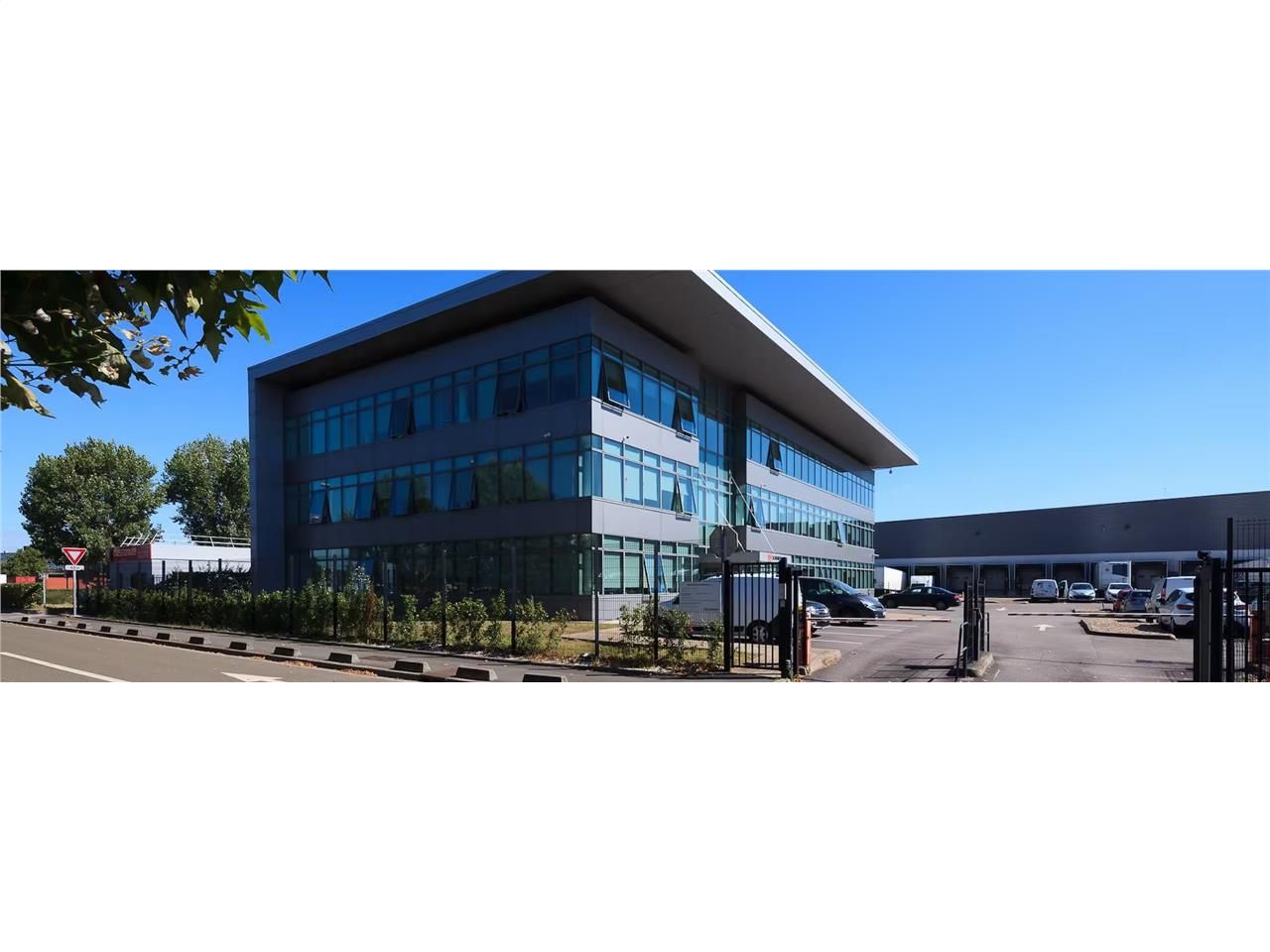 Location entrepôts 21117 m² non divisibles