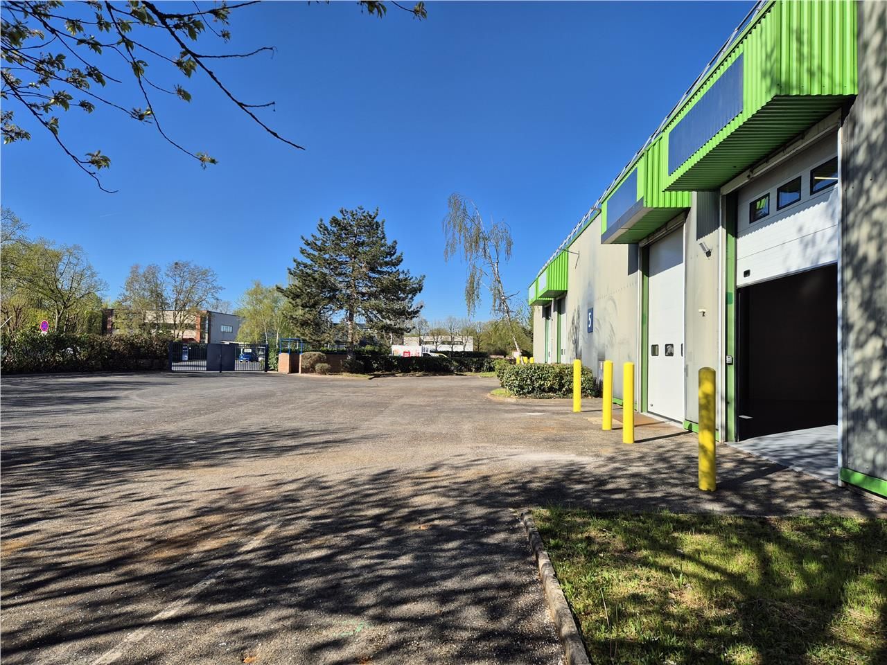 Location entrepôts 2003 m² non divisibles